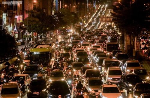 Với khoảng 70 triệu xe máy và hàng triệu ô tô, nếu chuyển đổi mạnh mẽ sang “xe xanh”, Việt Nam sẽ giảm sự phụ thuộc vào xăng dầu nhập khẩu. Ảnh VTC News.