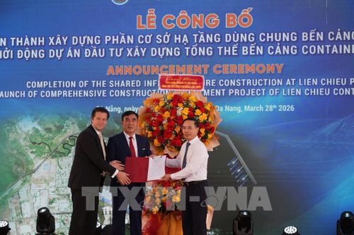 Ủy viên Trung ương Đảng, Chủ tịch UBND thành phố Đà Nẵng Phạm Đức Ấn trao quyết định đầu tư cho Liên danh Công ty Cổ phần Tập đoàn Hateco - Công ty TNHH Cảng biển Hateco - APM Terminals B.V. (Hà Lan). Ảnh: Anh Dũng - TTXVN