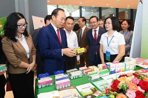 Khu trưng bày sản phẩm, công nghệ và thành tựu khoa học, công nghệ với sự tham gia của nhiều doanh nghiệp, viện nghiên cứu và trường đại học bên lề Hội nghị. Ảnh: Tùng Đinh