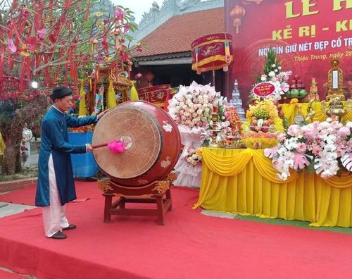 Đồng chí Nguyễn Văn Phúc, Phó Bí thư Thường trực Đảng ủy xã Thiệu Trung đánh trống khai hội.