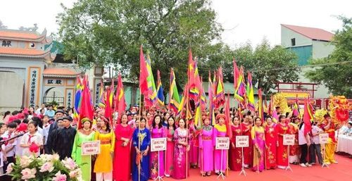Đông đảo Nhân dân đến dự, tham gia Lễ hội.