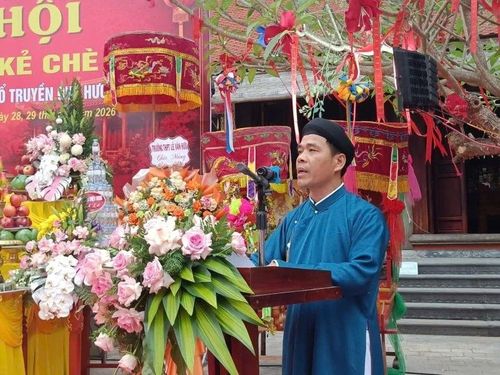 Đồng chí Trần Ngọc Tùng, Phó Chủ tịch UBND xã, Trưởng Ban Tổ chức lễ hội phát biểu khai mạc.