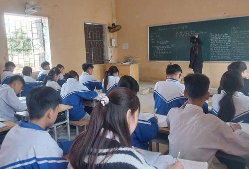 Cô và trò lớp 9B, Trường TH và THCS Đông Yên trong buổi luyện đề tổng hợp môn Ngữ văn.