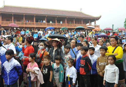 Bà con nhân dân và du khách thập phương theo dõi các nghi thức tế lễ tại lễ hội