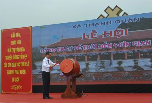 Lãnh đạo địa phương đánh trống khai hội