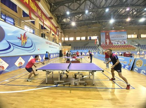 Các cuộc tranh tài môn bóng bàn diễn ra hấp dẫn ngay sau lễ khai mạc.