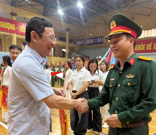 Đồng chí Lê Văn Tuấn, Tỉnh ủy viên, Bí thư Đảng ủy, Chủ tịch HĐND phường Sầm Sơn trao cờ lưu niệm cho các đoàn tham dự.