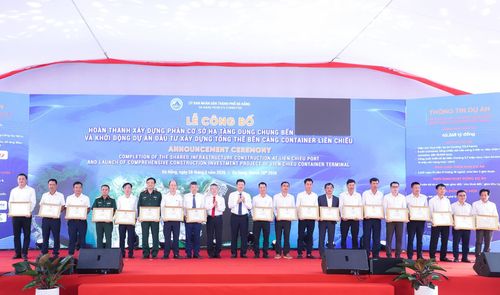 Lãnh đạo thành phố trao Bằng khen của Chủ tịch UBND thành phố cho các tập thể, cá nhân có thành tích trong triển khai đường giao thông kết nối đến cổng cảng. Ảnh: NGỌC PHÚ