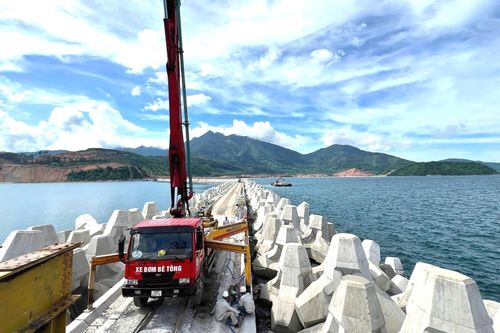 Thi công Dự án bến cảng Liên Chiểu - phần cơ sở hạ tầng dùng chung. Ảnh: THÀNH LÂN