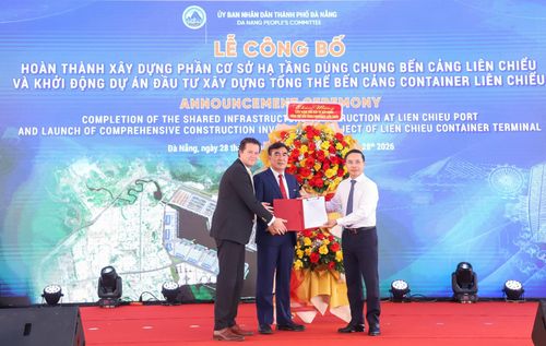 Chủ tịch UBND thành phố Phạm Đức Ấn (bên phải) trao Giấy chứng nhận, tặng hoa chúc mừng nhà đầu tư Liên danh Công ty Cổ phần Tập đoàn Hateco - Công ty TNHH Cảng biển Hateco - APM Terminals B.V. (Hà Lan). Ảnh: NGỌC PHÚ
