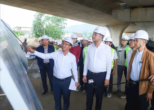 Bí thư Thành ủy Lê Ngọc Quang (thứ 2, bên phải sang) nghe báo cáo tiến độ Dự án đầu tư xây dựng bến cảng Liên Chiểu và đường ven biển nối dài cảng Liên Chiểu. Ảnh: NGỌC PHÚ