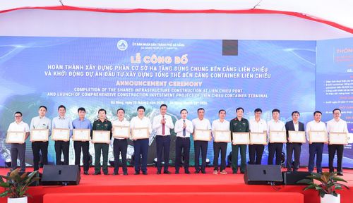 Lãnh đạo thành phố trao Bằng khen của Chủ tịch UBND thành phố cho các tập thể, cá nhân có thành tích trong triển khai thực hiện Dự án xây dựng Phần cơ sở hạ tầng dùng chung bến cảng Liên Chiểu. Ảnh: NGỌC PHÚ
