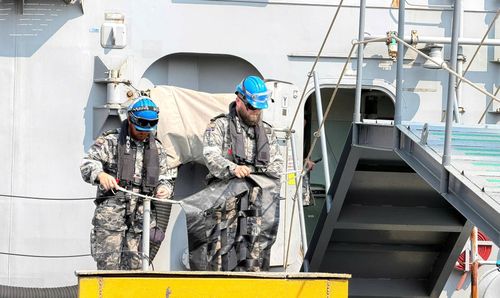 Thủy thủ trên tàu HMAS Toowoomba. Ảnh: NGỌC HÀ