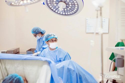 Bác sĩ chuyên khoa I Nguyễn Đình Đương, Khoa Phụ sản - hiếm muộn, Bệnh viện Âu Cơ thực hiện nội soi buồng tử cung lấy khối u cho bệnh nhân. Ảnh: Bích Nhàn