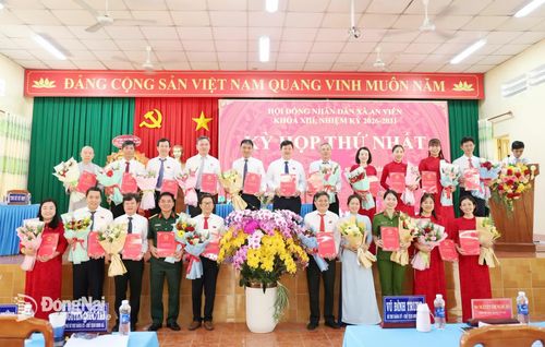 Các đại biểu nhận Giấy chứng nhận đại biểu HĐND xã An Viễn khóa XIII, nhiệm kỳ 2026-2031. Ảnh: Thu Bồn