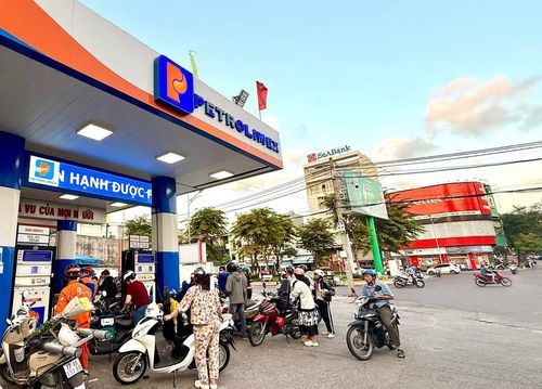Cục Hải quan yêu cầu các Chi cục Hải quan khu vực thực hiện đúng mức thuế xăng dầu theo Quyết định số 482/QĐ-TTg. Ảnh: M.T