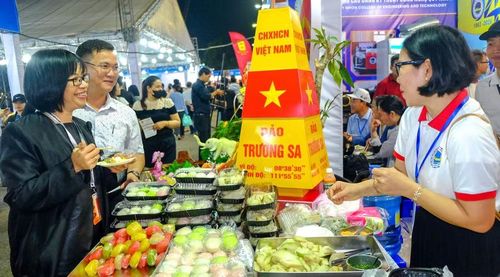  Phó Chủ tịch UBND tỉnh Nguyễn Thị Thanh Lịch (bìa trái) tham quan gian hàng ẩm thực của Trường CĐ Kỹ thuật Công nghệ Quy Nhơn. Ảnh: Đoan Ngọc 