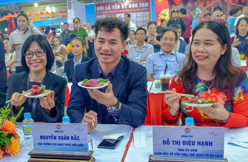  Phó Chủ tịch UBND tỉnh Nguyễn Thị Thanh Lịch (bìa phải) cùng NSND Xuân Bắc - Cục trưởng Cục Nghệ thuật biểu diễn (Bộ Văn hóa - Thể thao và Du lịch, ngồi giữa) và lãnh đạo Sở Văn hóa - Thể thao và Du lịch thưởng thức các món ngon của Gia Lai. Ảnh: Đoan Ngọc 
