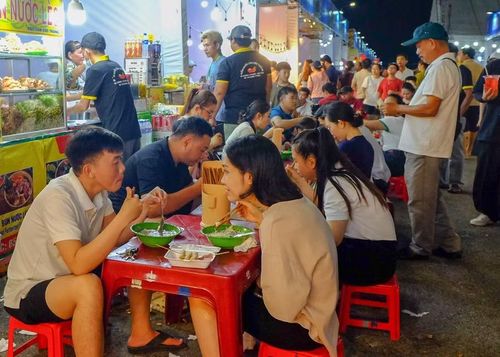  Đông đảo người dân và du khách tham gia Ngày hội ẩm thực. Ảnh: Đoan Ngọc 