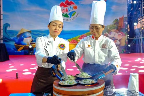  Các đầu bếp chế biến món ăn ngay tại không gian Ngày hội, mang đến trải nghiệm trực quan, hấp dẫn cho du khách. Ảnh: Đoan Ngọc 