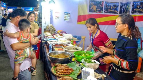  Gian hàng của đồng bào Jrai với các món đặc sản như cơm lam, thịt nướng, rượu cần. Ảnh: Đoan Ngọc 