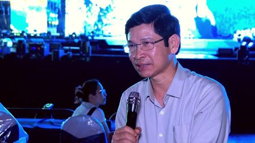 Thứ trưởng Bộ Văn hóa, Thể thao và Du lịch Hồ An Phong đánh giá cao công tác tổ chức và chương trình lễ khai mạc. Ảnh: Thanh Sáng