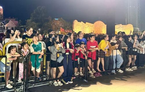 Người dân và du khách đến xem tổng duyệt chương trình lễ khai mạc. Ảnh: Phương Vi