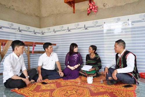Đồng chí Hà Thị Hạnh - Ủy viên Ban Thường vụ Tỉnh ủy, Phó Chủ tịch Ủy ban MTTQ Việt Nam tỉnh nắm bắt tình hình Nhân dân tại xã Tuy Đức