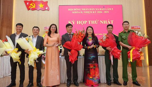 Tặng hoa chúc mừng các đồng chí được tín nhiệm bầu giữ chức Chủ tịch, Phó Chủ tịch UBND và các ủy viên UBND xã