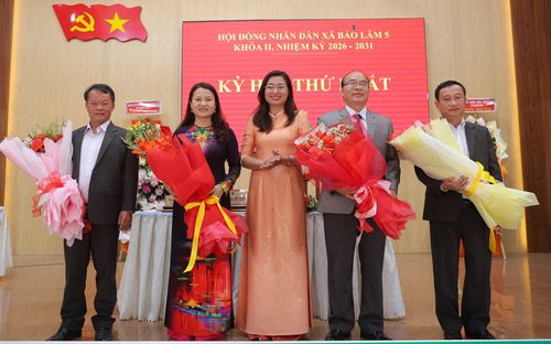 Tặng hoa chúc mừng các đồng chí được tín nhiệm bầu giữ chức Chủ tịch, Phó Chủ tịch HĐND, Trưởng các Ban của HĐND xã Bảo Lâm 5 nhiệm kỳ 2026-2031