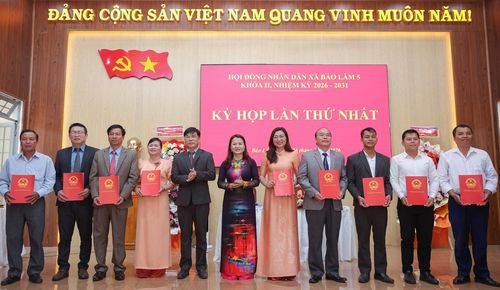 Trao giấy chứng nhận Đại biểu HĐND xã Bảo Lâm 5 Khóa II, nhiệm kỳ 2026-2031 cho các đại biểu