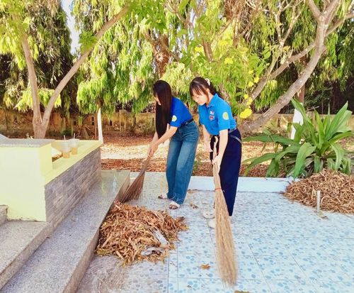 Tuổi trẻ Lương Sơn quét dọn, vệ sinh tại Đài tưởng niệm của xã.