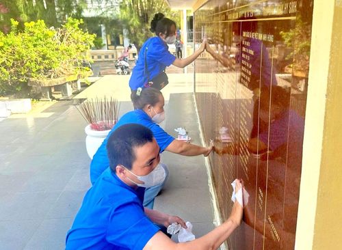 Đoàn viên, thanh niên tham gia dọn dẹp vệ sinh, chỉnh trang khu vực Bia ghi danh liệt sĩ tại phường Phan Thiết