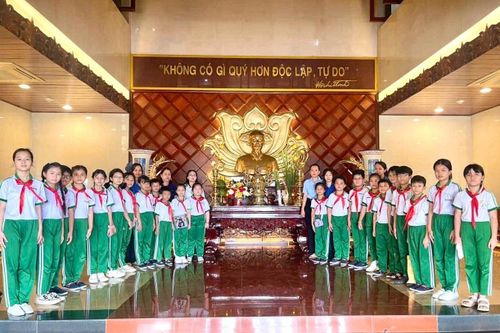 Học sinh Trường Tiểu học Lạc Đạo (phường Phan Thiết) tham quan Bảo tàng Hồ Chí Minh - Chi nhánh Bình Thuận