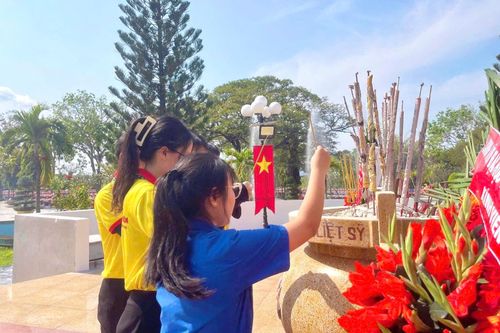 Tuổi trẻ Hồng Sơn thắp hương tưởng nhớ các Anh hùng Liệt sĩ tại Nghĩa trang Liệt sĩ Bình Thuận