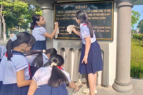 Học sinh Trường Tiểu học Hưng Long 1 (phường Phan Thiết) dọn dẹp vệ sinh tại Căn cứ Lõm Xóm Đầm
