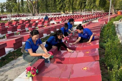 Tuổi trẻ Hồng Sơn dọn dẹp vệ sinh, lau chùi mộ liệt sĩ tại Nghĩa trang Liệt sĩ Bình Thuận