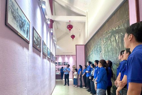 Đoàn viên của Đoàn cơ sở Công ty TNHH May Thuận Tiến tham quan, ôn lại truyền thống cách mạng của cha anh thời kháng chiến chống Mỹ tại Khu di tích Căn cứ Tỉnh ủy Bình Thuận