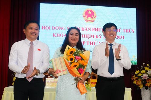 Đồng chí Trần Ngọc Đài Trang (giữa), nguyên Chủ tịch HĐND phường Khóa XII nhận hoa chúc mừng của lãnh đạo HĐND phường khóa mới