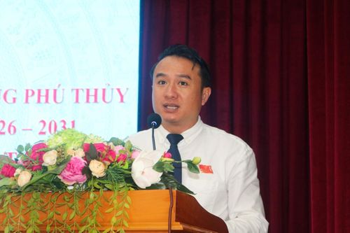 Đồng chí Nguyễn Văn Nghị được bầu giữ chức Chủ tịch UBND phường Phú Thủy phát biểu nhận nhiệm vụ tại kỳ họp