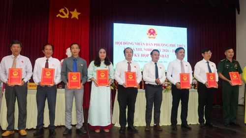 Trao giấy chứng nhận đại biểu HĐND phường Phú Thủy nhiệm kỳ 2026 - 2031