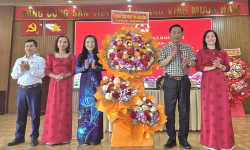 Đồng chí Phạm Thị Tường Vân, Tỉnh ủy viên, Trưởng Ban Kinh tế - Ngân sách HĐND tỉnh tặng hoa của Thường trực HĐND tỉnh cho xã Bảo Lâm 2