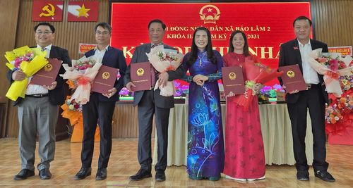 Đồng chí Phạm Thị Tường Vân, Tỉnh ủy viên, Trưởng Ban Kinh tế - Ngân sách HĐND tỉnh trao giấy chứng nhận Đại biểu HĐND xã Bảo Lâm 2 khóa II, nhiệm kỳ 2026 - 2031 và tặng hoa cho các đại biểu