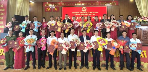 Trao giấy chứng nhận Đại biểu HĐND xã Bảo Lâm 2 khóa II, nhiệm kỳ 2026 - 2031 cho các đại biểu
