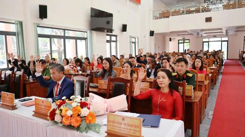 Các đại biểu biểu quyết thông qua các Nghị quyết tại Kỳ họp