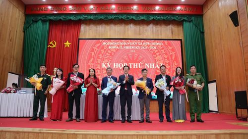 Tặng hoa chúc mừng các đồng chí vừa được bầu vào các chức danh chủ chốt của UBND xã
