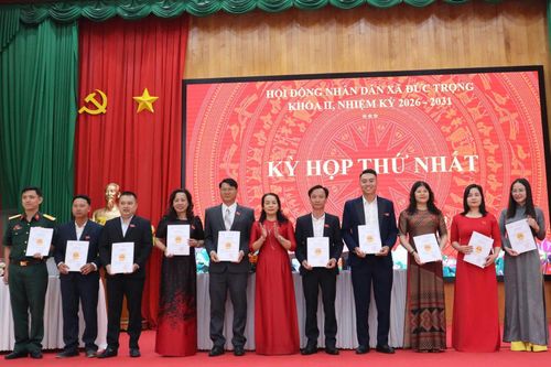 Trao giấy chứng nhận cho các đại biểu HĐND xã vừa trúng cử