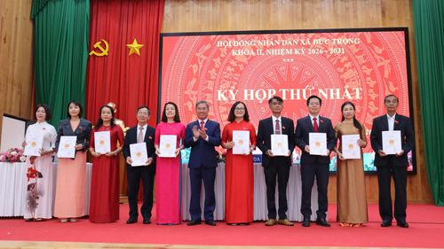 Trao giấy chứng nhận cho các đại biểu HĐND xã vừa trúng cử
