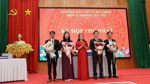 Tặng hoa chúc mừng các đồng chí vừa được bầu vào các chức danh chủ chốt của HĐND xã