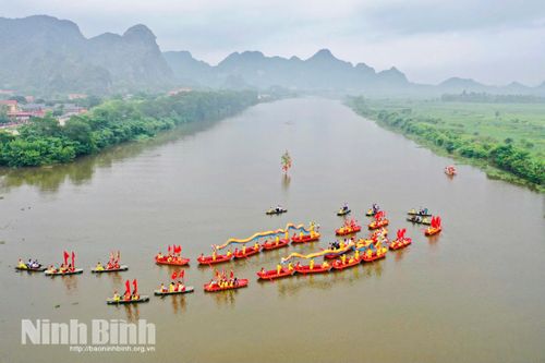 Nghi thức rước nước trên sông Sào Khê tại Lễ hội Hoa Lư.